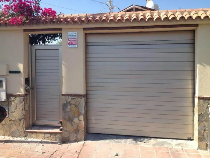 puertas enrollables de aluminio e1513507009770 - Reparación Mantenimiento Puertas Garaje Enrollables Valencia