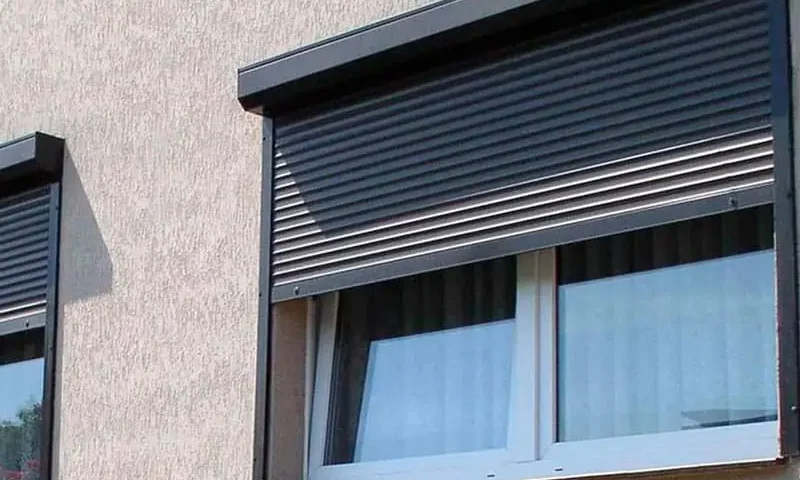 cambiar una persiana seguridad 800x480 - ¿Cuántos años dura una persiana?