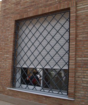 reja fija rombos 07 1 - Rejas para Ventanas en Valencia