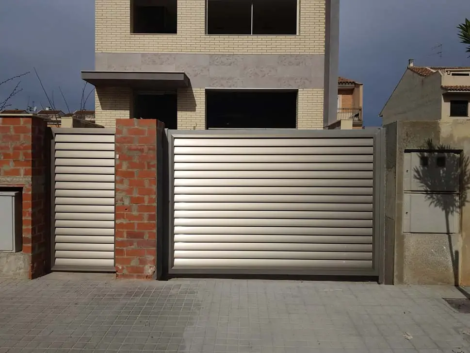 Cuales son las puertas de garaje mas elegantes para hogares modernos - Correderas