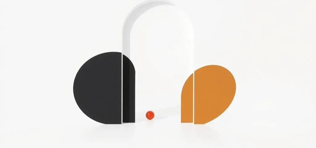 Puerta geométrica en blanco con formas negras y ocre; círculo rojo cerca del umbral. Cuales son las persianas mas resistentes para el clima de Valencia.