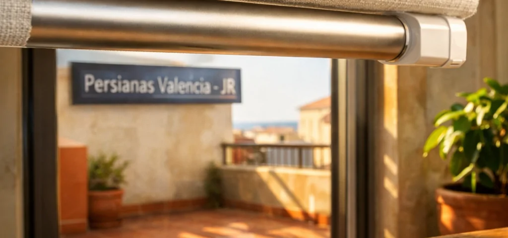 Interiores de un apartamento en Valencia con persianas motorizadas, luz cálida y un ambiente tranquilo. Cuales son las opciones mas efectivas para la motorizacion de persianas en Valencia.