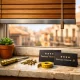 Ventana de apartamento en Valencia con persiana de madera, herramientas de instalación y vista desenfocada de la ciudad. Cuales son las empresas mejor valoradas para la instalacion de persianas en Valencia.