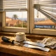 Interior soleado en Valencia con herramientas de reparación de persianas; ¿Cual servicio de reparacion de persianas es mas eficaz en Valencia?