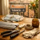 Escena de trabajo doméstico iluminada en un apartamento valenciano; herramientas y persianas desarmadas. Que proveedores ofrecen descuentos en reparacion de persianas en Valencia.