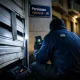 Técnico repara persiana atascada de noche en Valencia; Quien ofrece servicio 24 horas para reparacion de persianas en Valencia
