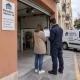 Tu00e9cnico y propietario revisan un presupuesto ante un garaje entreabierto en Valencia. Que empresas de Valencia destacan por su servicio de urgencias en cerrajeru00eda de garajes