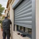 Persiana de seguridad a medio instalar en una vivienda de Valencia. u00bfQue recomendarias para la instalacion de persianas de seguridad en Valencia?